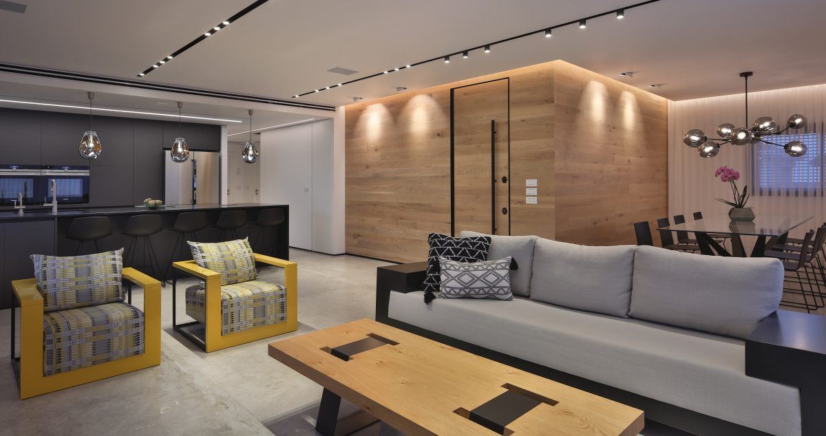 Penthouse apartment – Ra'anana עיצוב התאורה בסלון נעשתה על ידי דורי קמחי